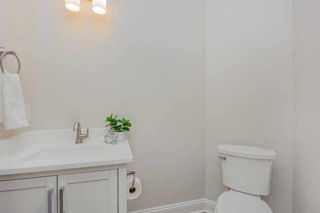 Building Photo - Stylish Renovation with Golf Course Views in a Prime Raleigh Location!