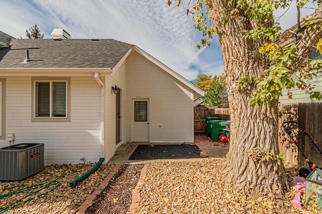 Building Photo - 3BD, 2BA Aurora Home with 2-Car Garage and Back Yard