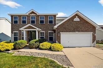 Building Photo - Golf Course Living