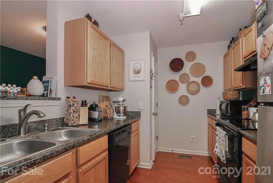 Building Photo - Room in Condo on Donatello Avenue