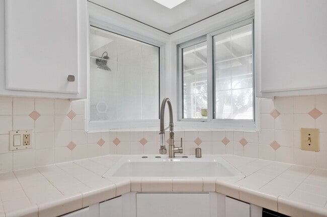Building Photo - Single Story 3/2 in Well Established Neighborhood Near Branham High School with Air conditioning ...