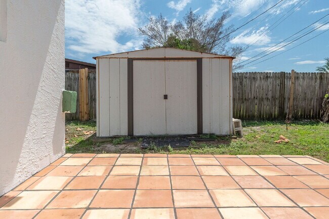 Building Photo - Remodeled 3/2 in Central Merritt Island!