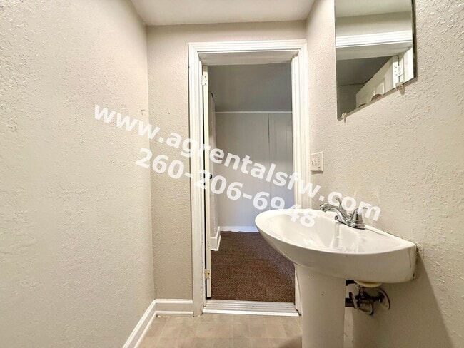 Building Photo - 4 Bedroom House