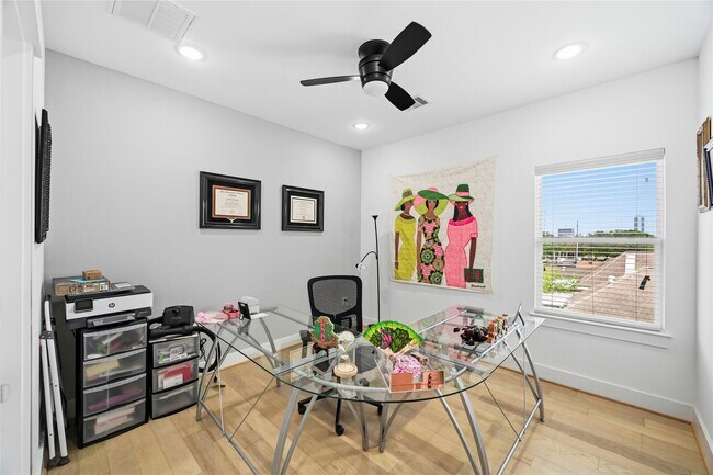 Building Photo - 2502 Tuam St