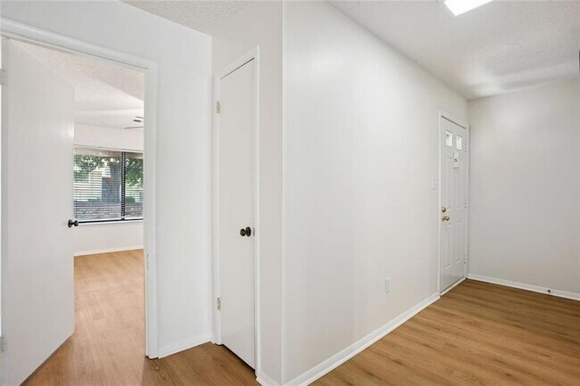 Building Photo - 2035 Powers Ferry Trce SE