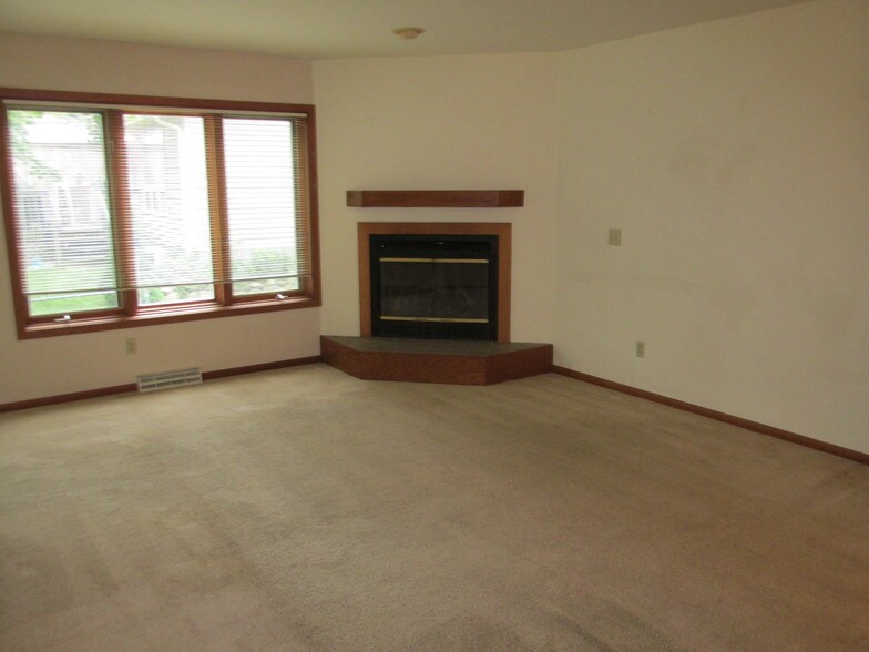 Building Photo - 741 Aspen Ave