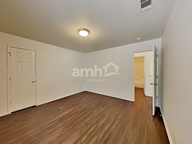 Building Photo - 2915 Encino Riv