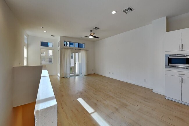 Building Photo - 392 Midstream Ln