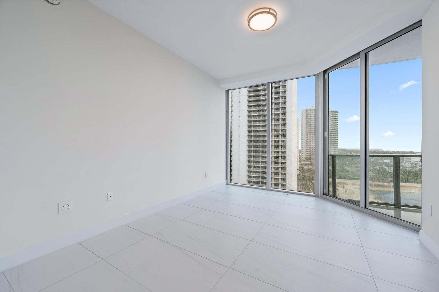 Building Photo - 3100 N Ocean Dr