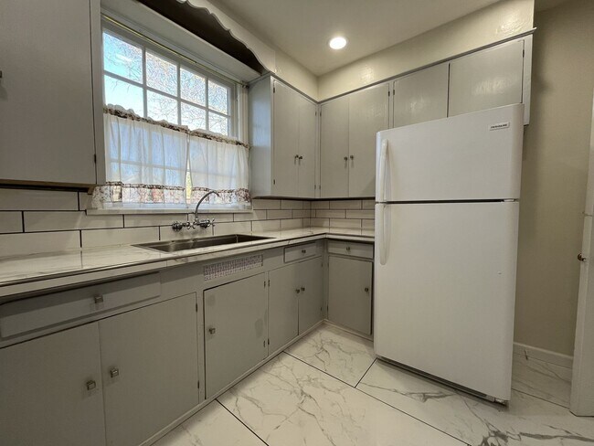Building Photo - 2055 N Blandena St