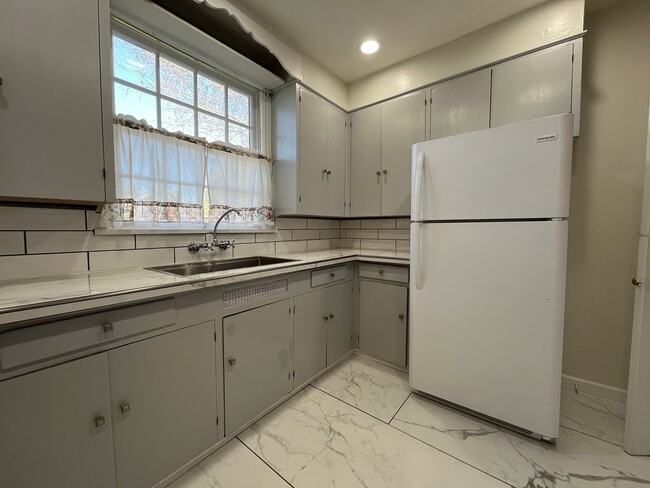 Building Photo - Spacious Multi-Level Living with Vaulted Ceilings and Backyard Access