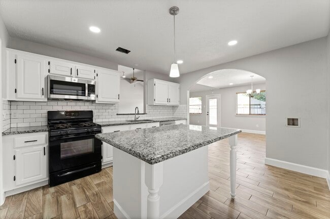 Building Photo - 1111 Tanglewild Ln