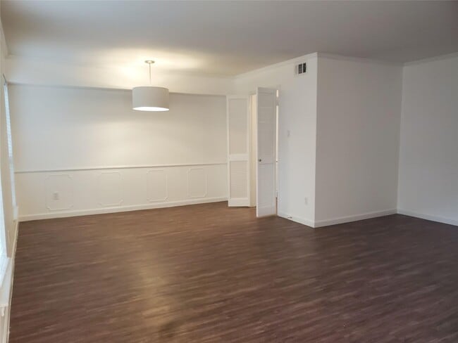 Building Photo - 361 N Post Oak Ln