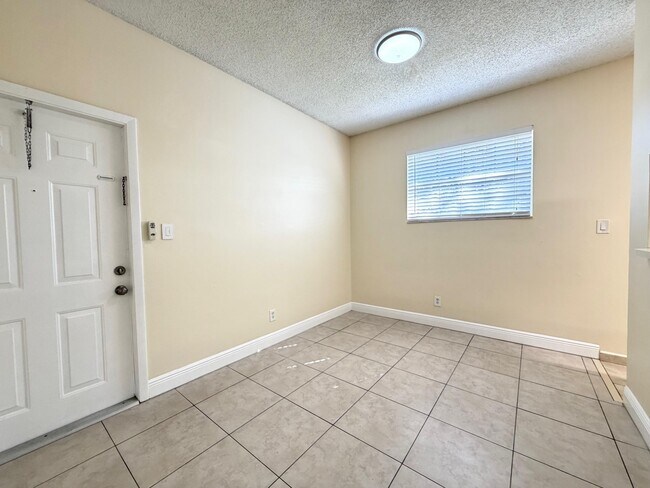 Building Photo - 660 Cypress Club Way