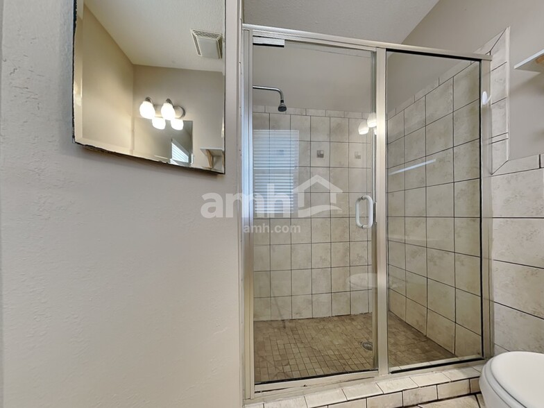 Building Photo - 9615 Laurel Ledge Dr