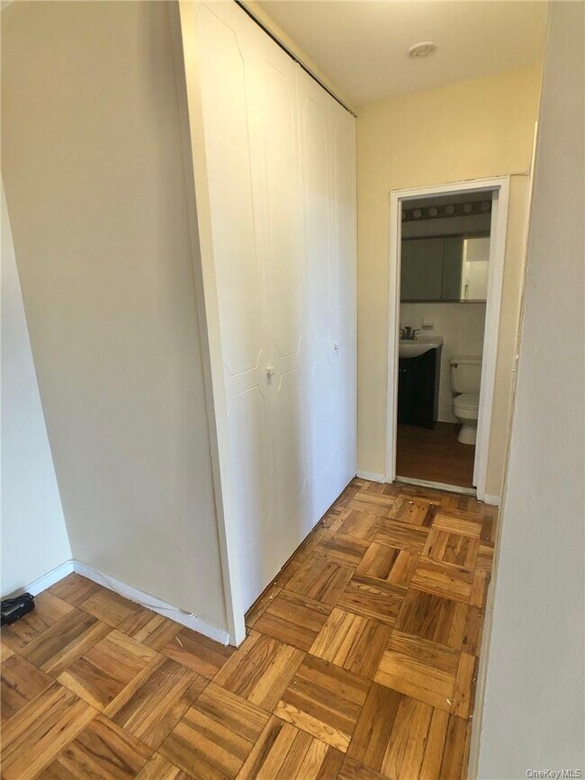 Building Photo - 10 Lake St