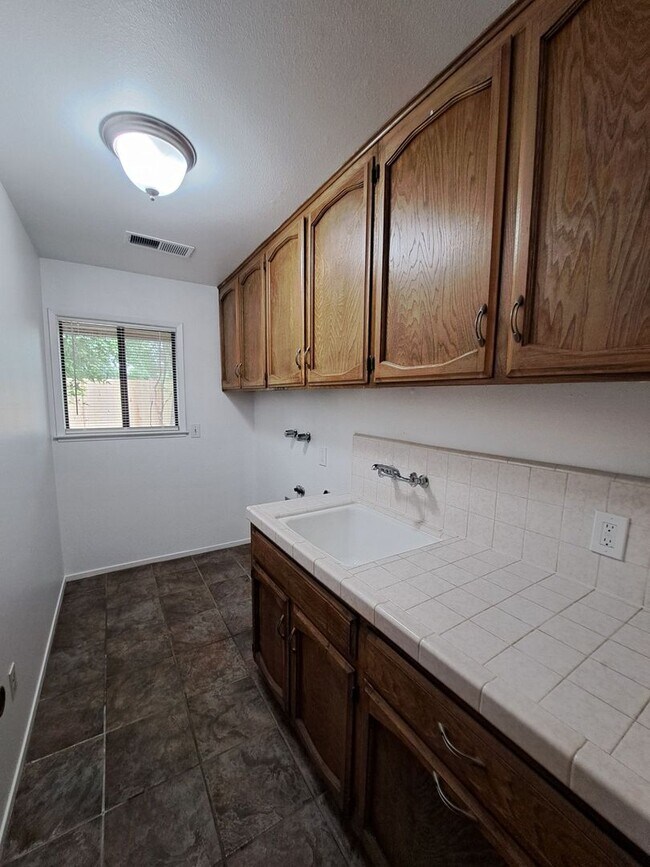 Building Photo - MOVE IN SPECIAL: Half OFF the 1st Month's ...