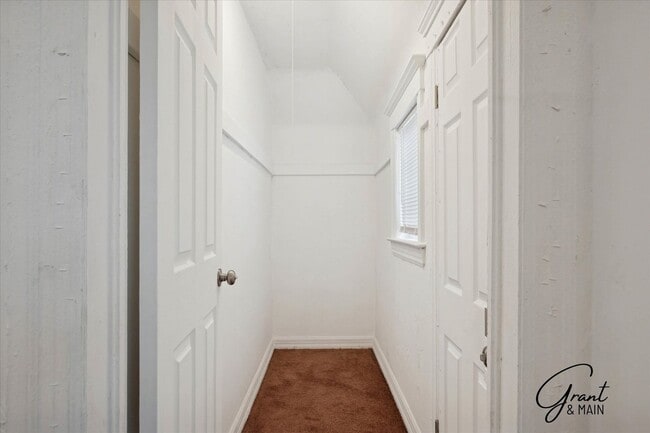 Building Photo - $1200 3 bedrooms