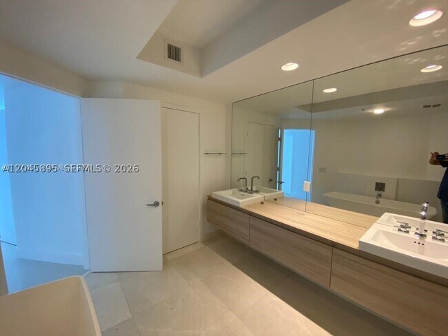 Building Photo - 17301 Biscayne Blvd
