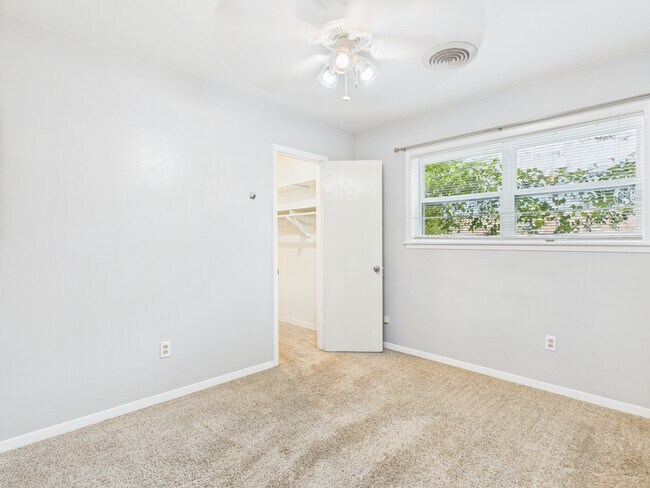 Building Photo - 1402 Village Dr