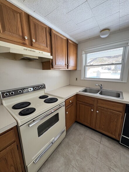 Kitchen - 133 Monroe St