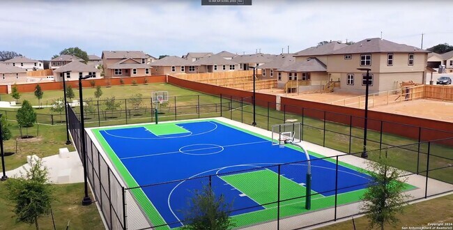 Building Photo - Come check out this well maintained 4 bedroom, 2.5 bath home in the well desired community of Lan...