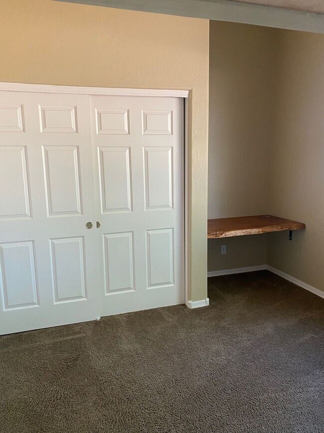 Building Photo - Beautiful 6 Bedroom - 4 Bath w/Private Poo...