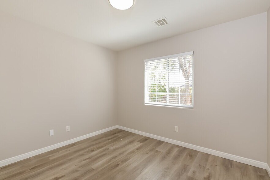 Building Photo - 1075 Silver Star St