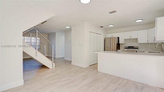 Building Photo - 710 SW 114th Ave