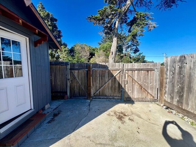 Building Photo - Charming 2 bedroom home in Pacific Grove!