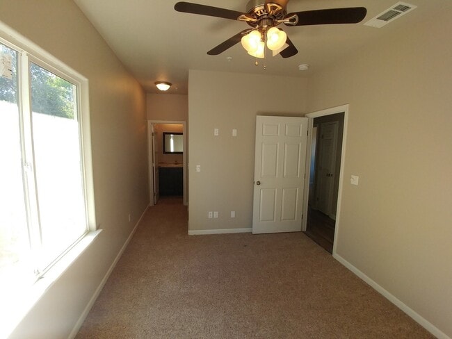 Building Photo - 3 Bedroom 2 Bathroom Home