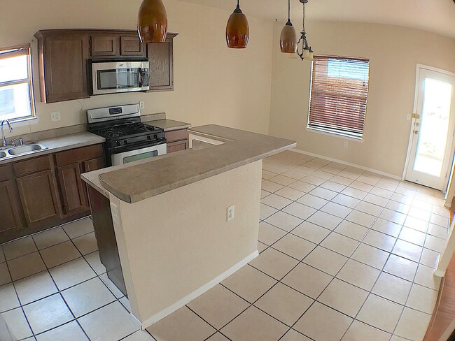 Building Photo - Northeast/Mesquite Hills 3Bed/2.5bath Refr...
