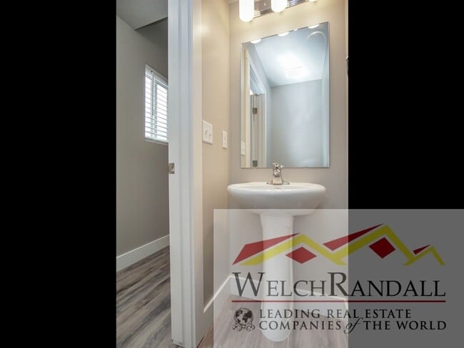 Building Photo - Beautiful 3 Bed 2.5 Bath Townhome in West ...