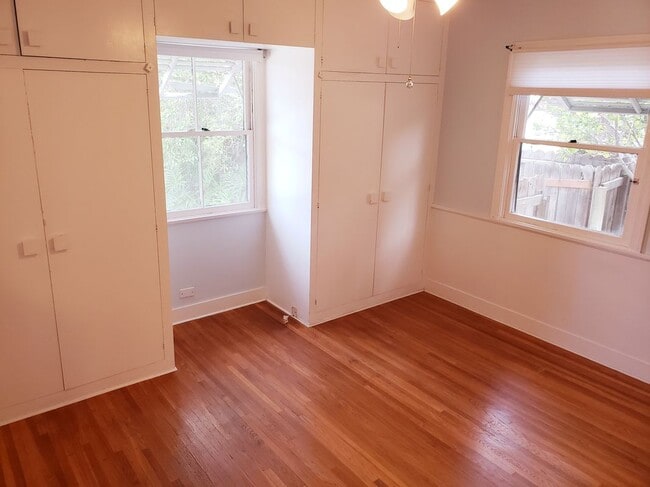 Building Photo - 1710 Oakwood St