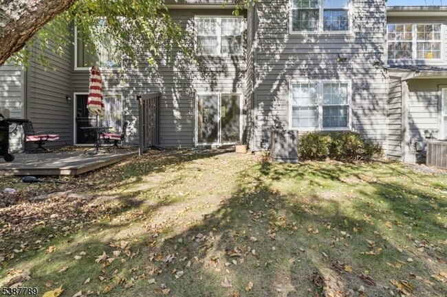 Building Photo - 10 Brookline Ct