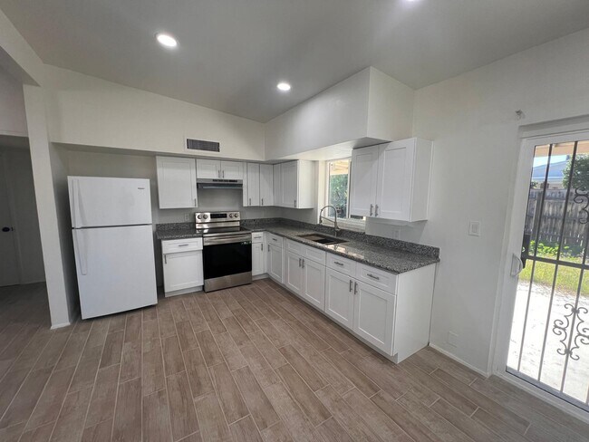 Building Photo - 6334 E Calle Luna