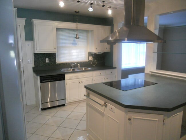 Building Photo - 329 Nantucket Dr