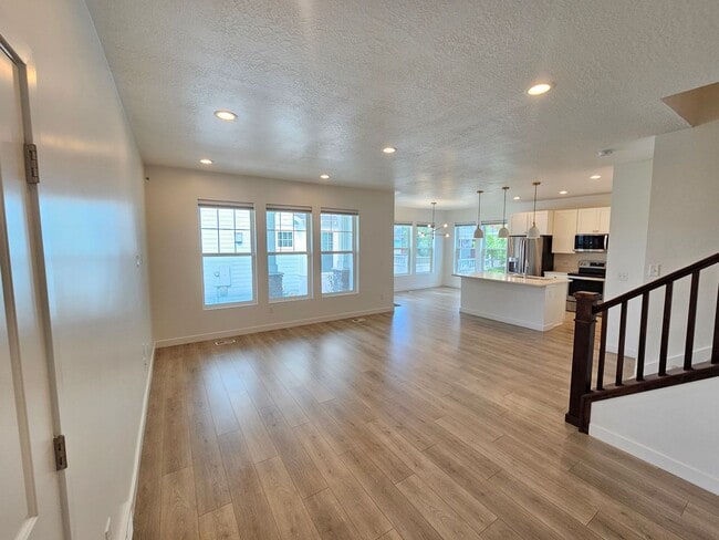 Building Photo - Amazing 4 Bed, 3.5 Daybreak Home with Office