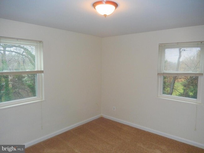 Building Photo - 3045 Patrick Henry Dr