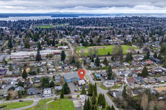 Building Photo - 815 SW Cloverdale St