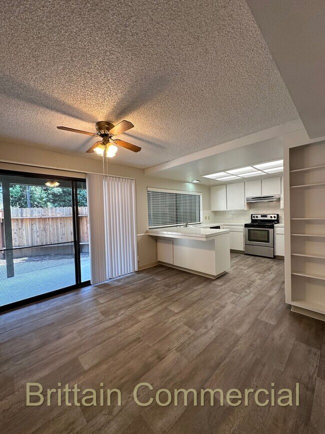 Building Photo - 6531 Lake Park Dr