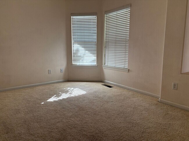 Building Photo - very nice 3 bedroom in North Valleys