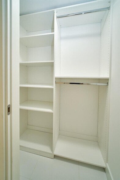 Building Photo - 1300 Brickell Bay Dr