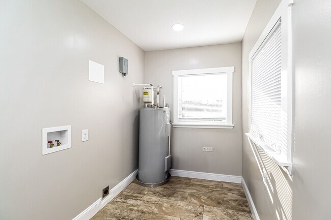 Building Photo - 2/1 House - Just Renovated Kitchen & Bath