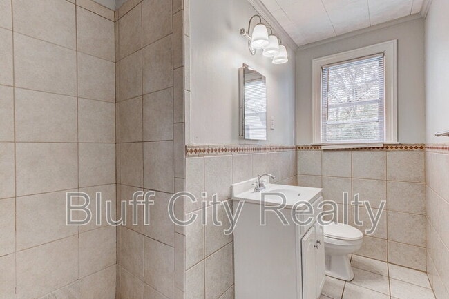 Building Photo - 716 Loeb St