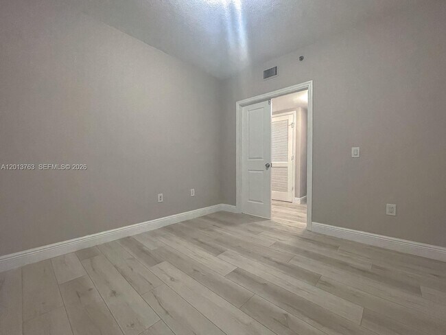 Building Photo - 2681 N Flamingo Rd