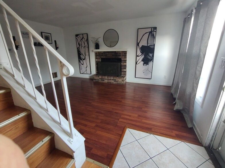 Primary Photo - 1233 Marywood Ct