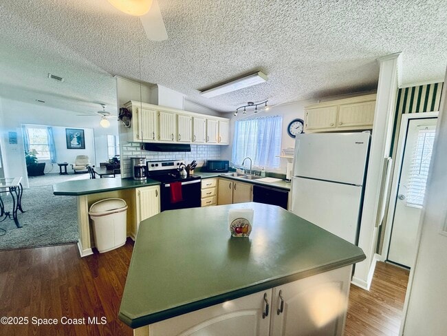 Building Photo - 2399 Coconut Palm Dr