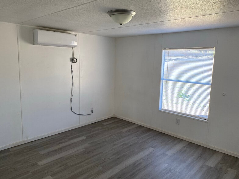 Building Photo - 313 Amy St