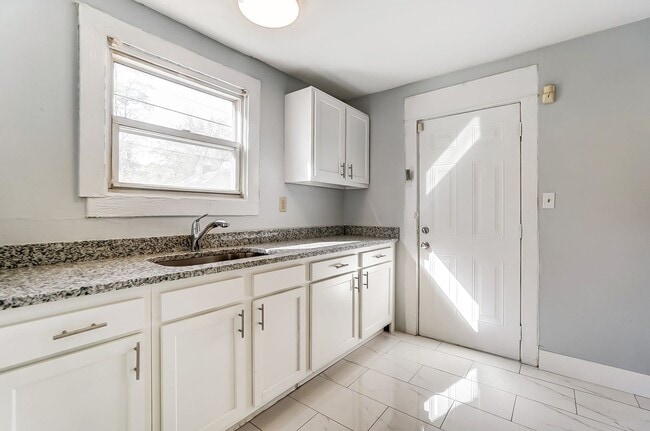 Building Photo - Two Bed, One Bath in Dayton!